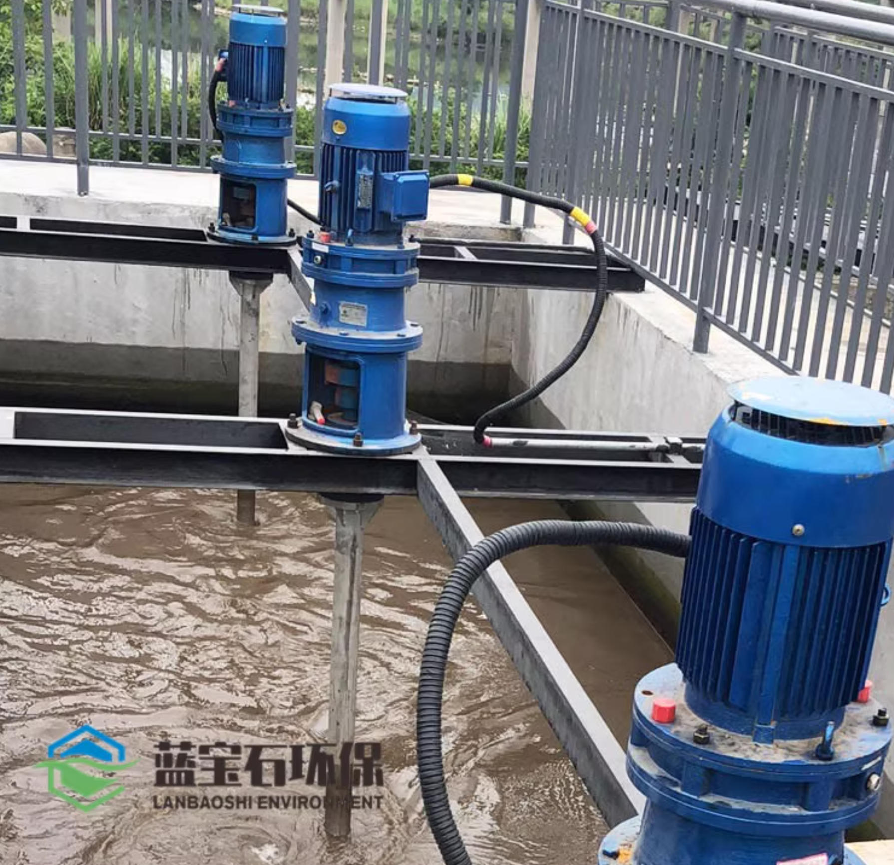 南京藍寶石環(huán)保與深圳某環(huán)?？萍歼_成漿式攪拌機設(shè)備合作