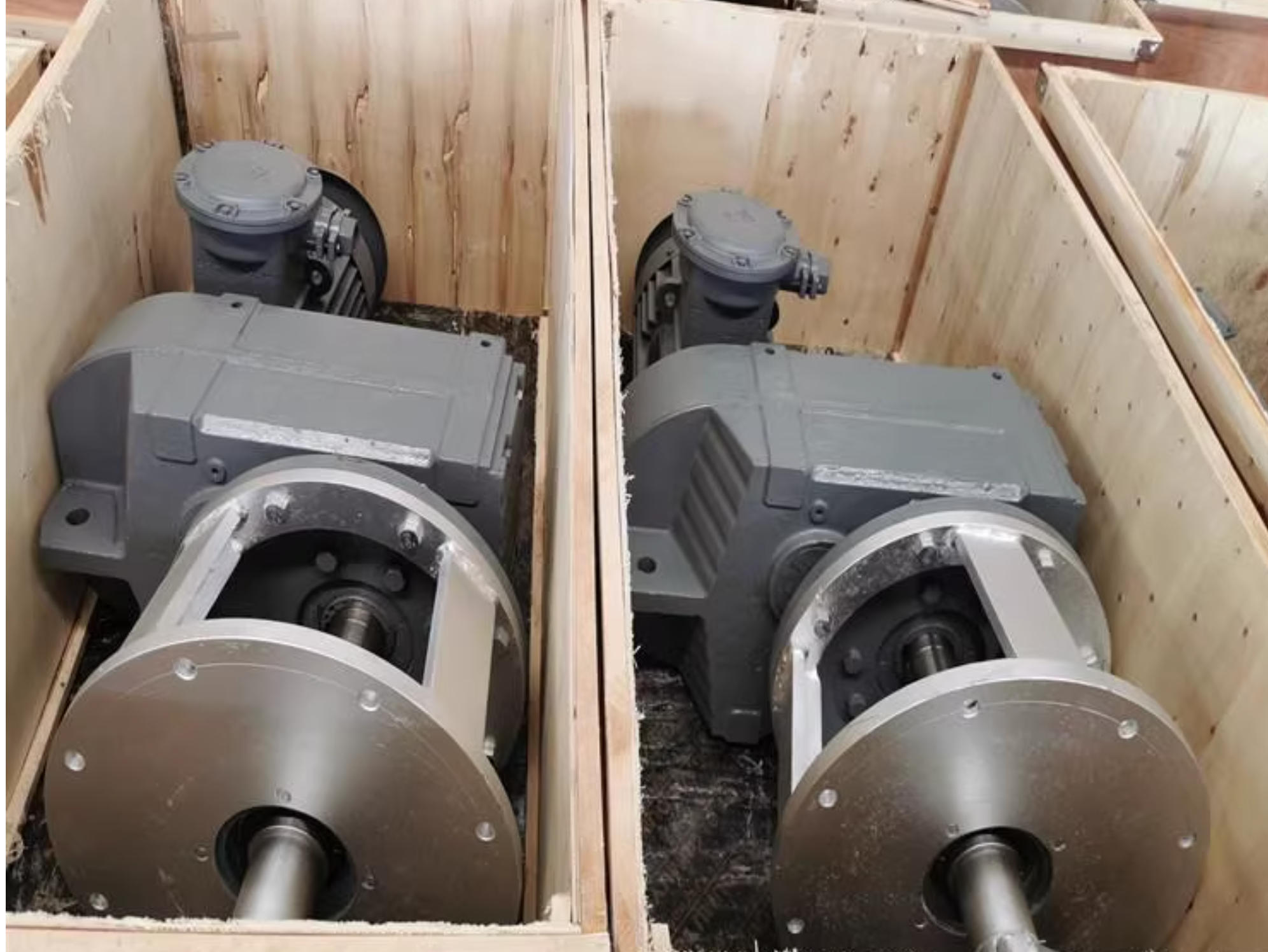 南京藍寶石環(huán)保與深圳某環(huán)?？萍歼_成漿式攪拌機設(shè)備合作